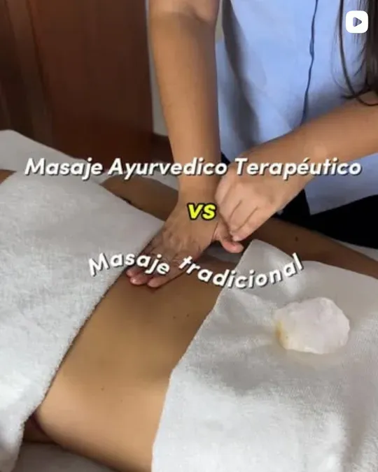 Masaje ayurvédico terapéutico en la espalda