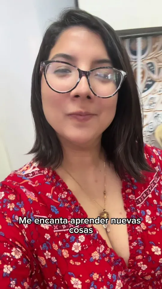 Vielka explicando la terapia de ventosas