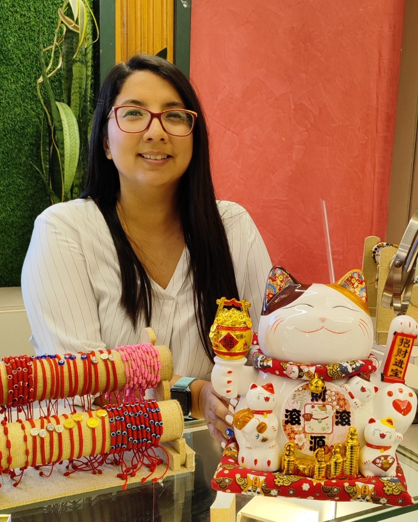 Vielka Loor, terapista holística, sonriendo en su espacio de trabajo